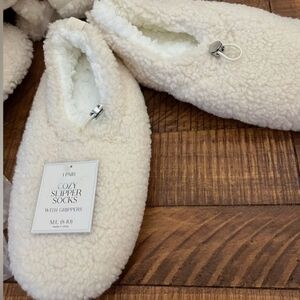 NWT Target Cozy Slipper Socks w Grip Faux Fur Shearling Off White Size M-L(8-10)